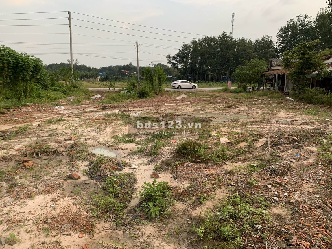 Bán đất thổ cư gần ngay ngã 5 Cổng XanhTân Uyên BD, DT 1868m² SHR, 14.3 tỷ. LH 0975176113