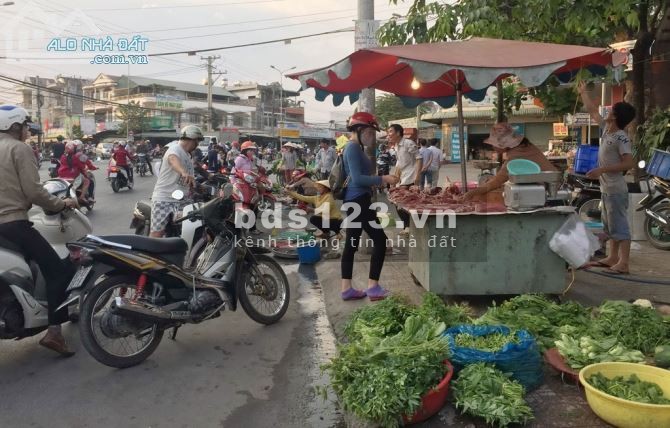 Gia đình cần bán căn nhà trệt lửng + phía sau có phòng trọ cho thuê ở Mỹ Phước 3 giá rẻ