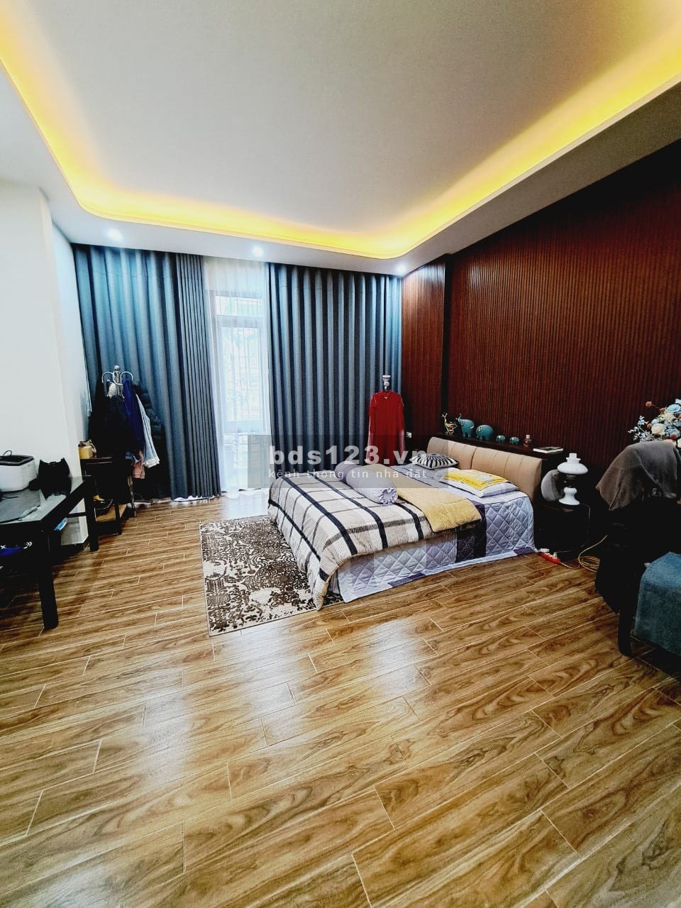 Bán nhà riêng Lạc Long Quân, căn góc gara 20m, ô tô tránh, DT 85m² x 4 tầng giá chỉ 9,5 tỷ