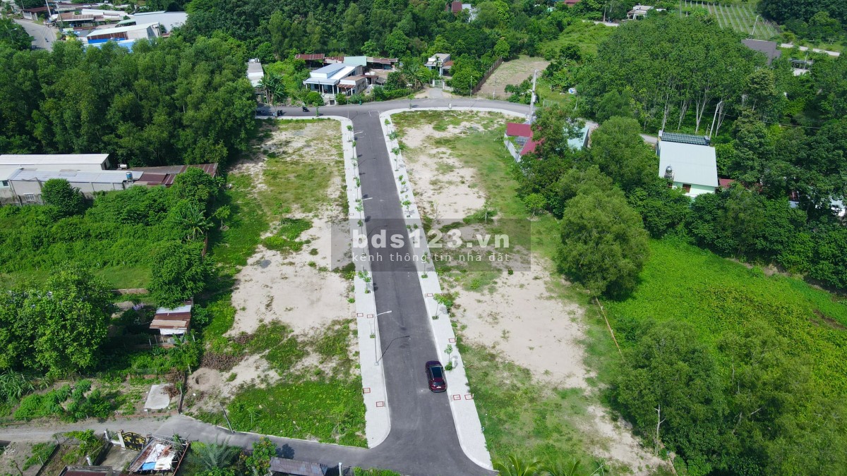 Bán lô góc 2 mặt tiền dt 115m2, mặt tiền đường NguyễN Văn Khạ, huyện Củ Chi, giá 1.5 tỷ