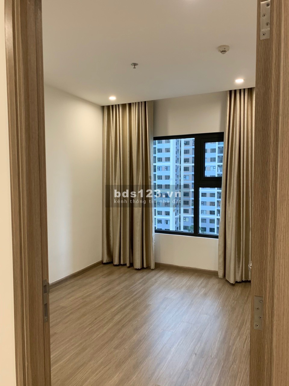 Chính chủ cho thuê căn hộ Vinhomes quận 9 2PN1WC bếp rèm giá 6tr cọc 1 tháng LH: 0937988316