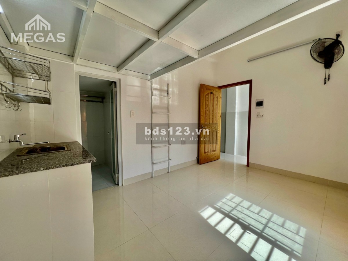 Cho thuê phòng giá rẻ, gác cao, cửa sổ lớn, không giới hạn người ở ngay Nguyễn Kiệm, Phạm Văn Đồng