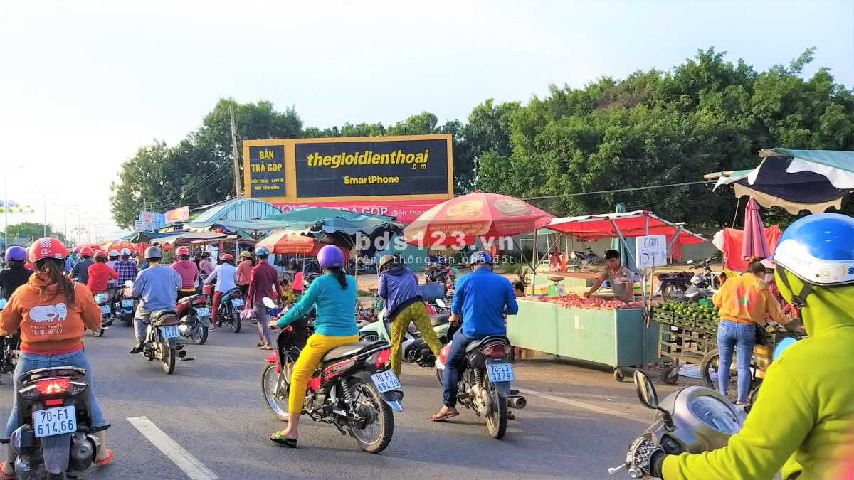 Vợ chồng tôi cần bán gấp dt 950m2, thổ cư 100% ngay chợ, đối diện trường, đường nhựa 640 triệu