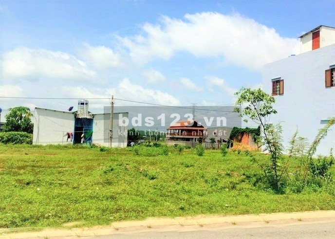 Vợ chồng tôi cần bán gấp dt 950m2, thổ cư 100% ngay chợ, đối diện trường, đường nhựa 640 triệu