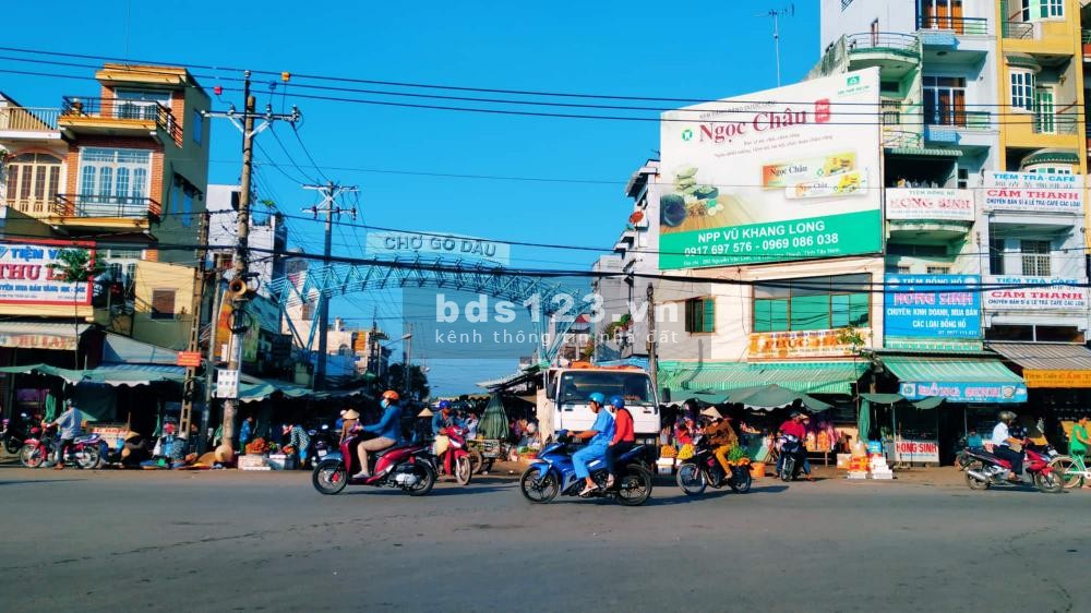 Vợ chồng tôi cần bán gấp dt 950m2, thổ cư 100% ngay chợ, đối diện trường, đường nhựa 640 triệu
