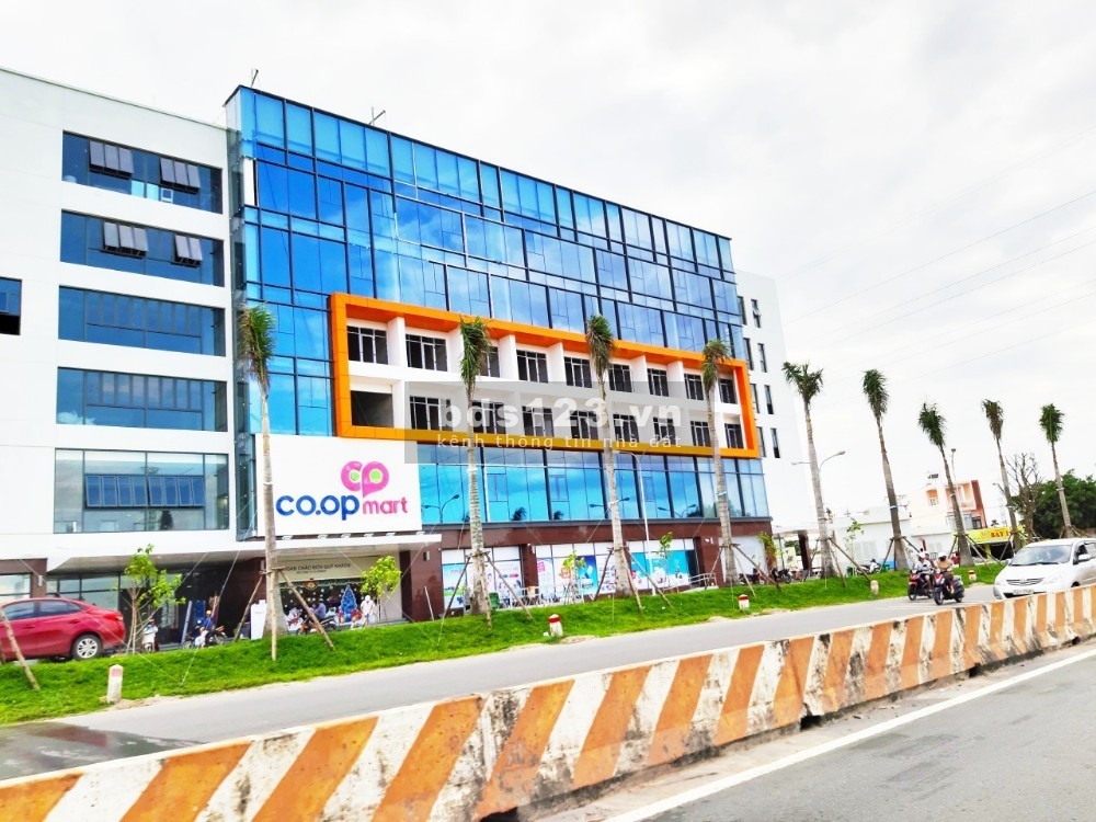 Vợ chồng tôi cần bán gấp dt 950m2, thổ cư 100% ngay chợ, đối diện trường, đường nhựa 640 triệu