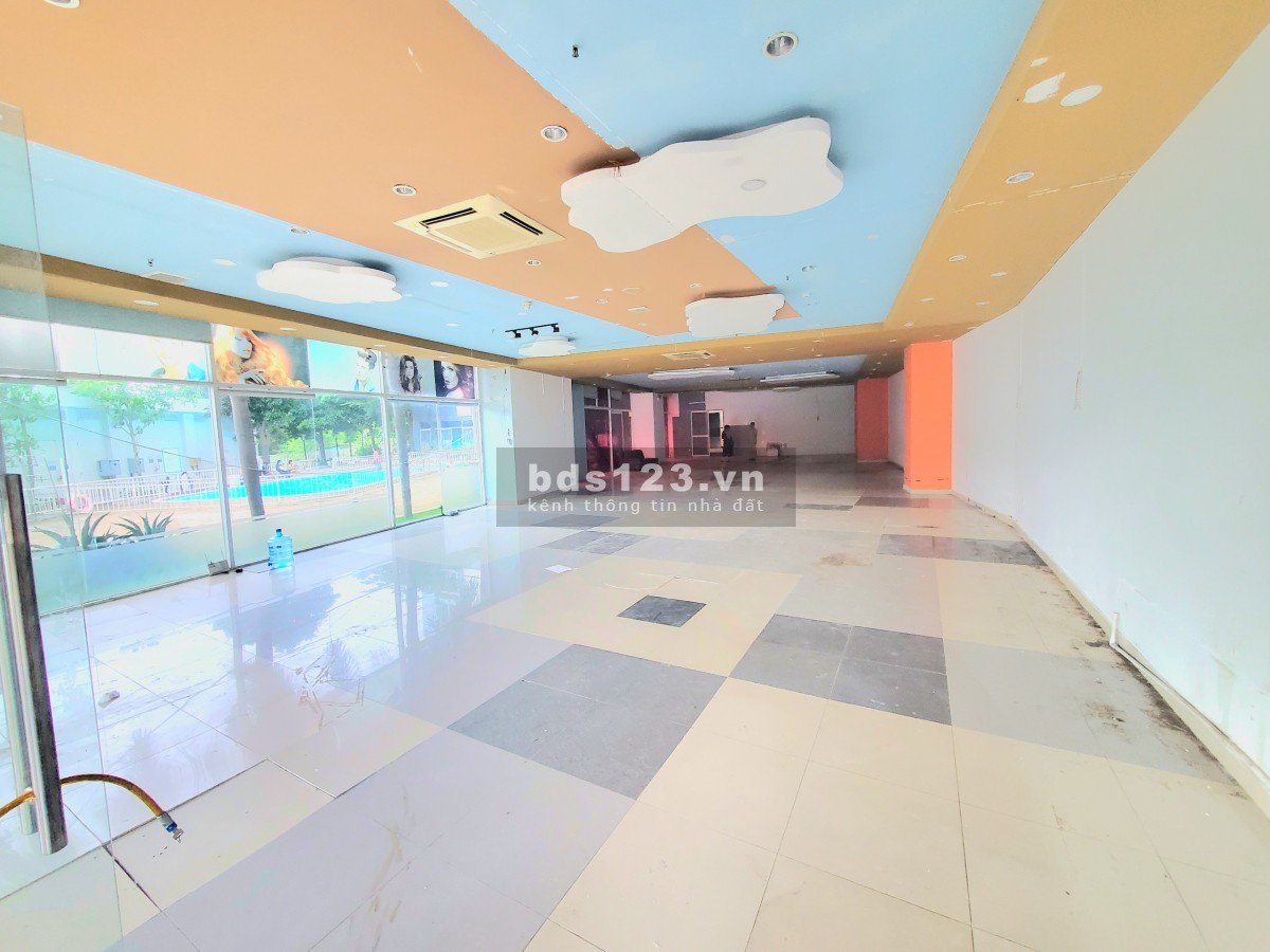 Mặt bằng 320m2 mặt tiền đường Phú Thuận. 35 triệu/tháng