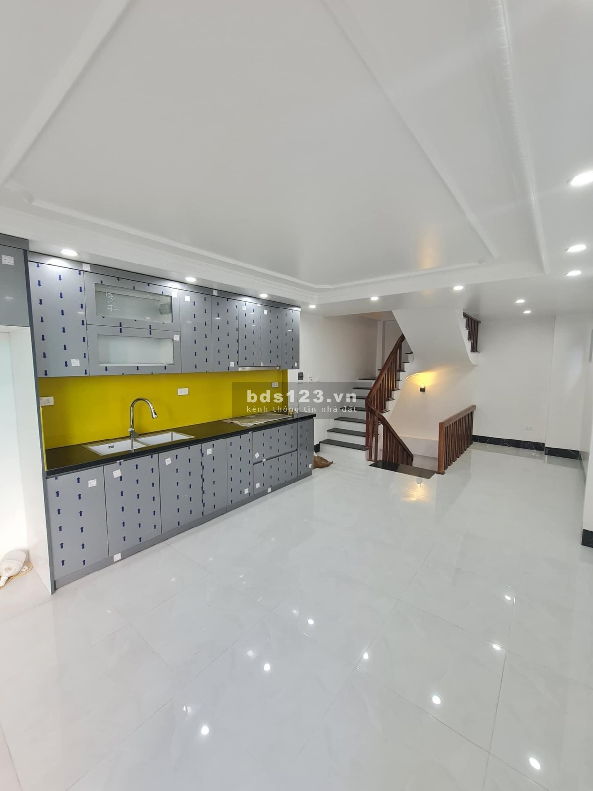 Chỉ 4 tỷ dt 35m2, 5 tầng phố Lê Trọng Tấn, 50m ra ô tô gần phố full nội thất