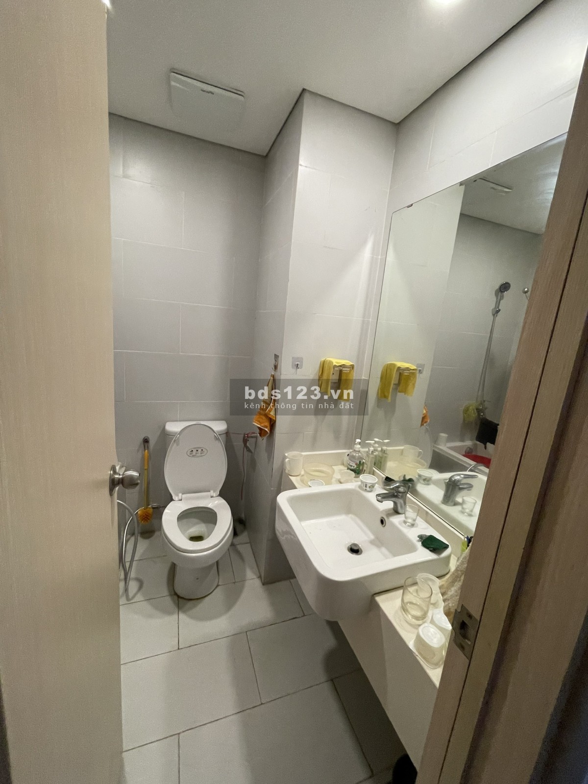 Bán căn hộ chung cư 65m2 2 PN tại Ecopark. Nhà đã có sổ đỏ chính chủ, 2 phòng ngủ 2 phòng vệ sinh.