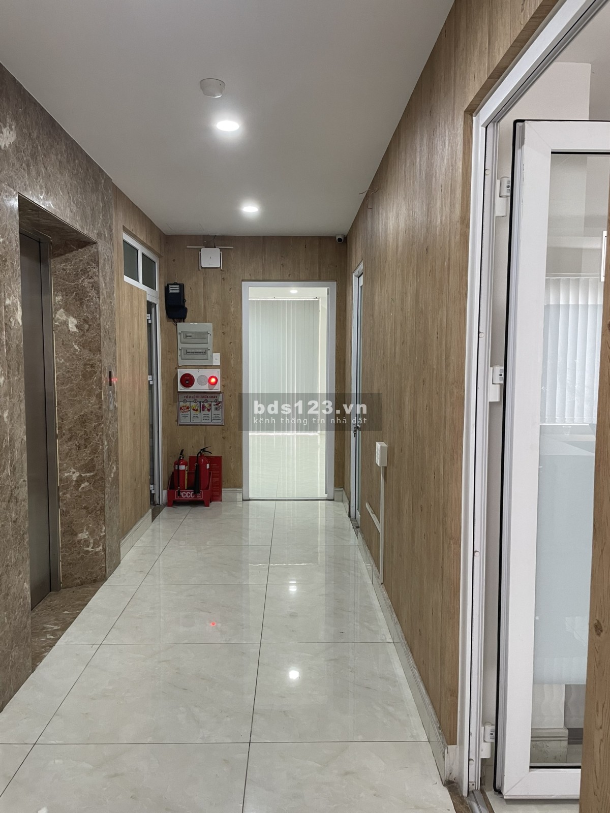 Cho thuê văn phong toà nhà Sinh Úc tầng 2 số 135/24-26 Nguyễn Hữu Cảnh