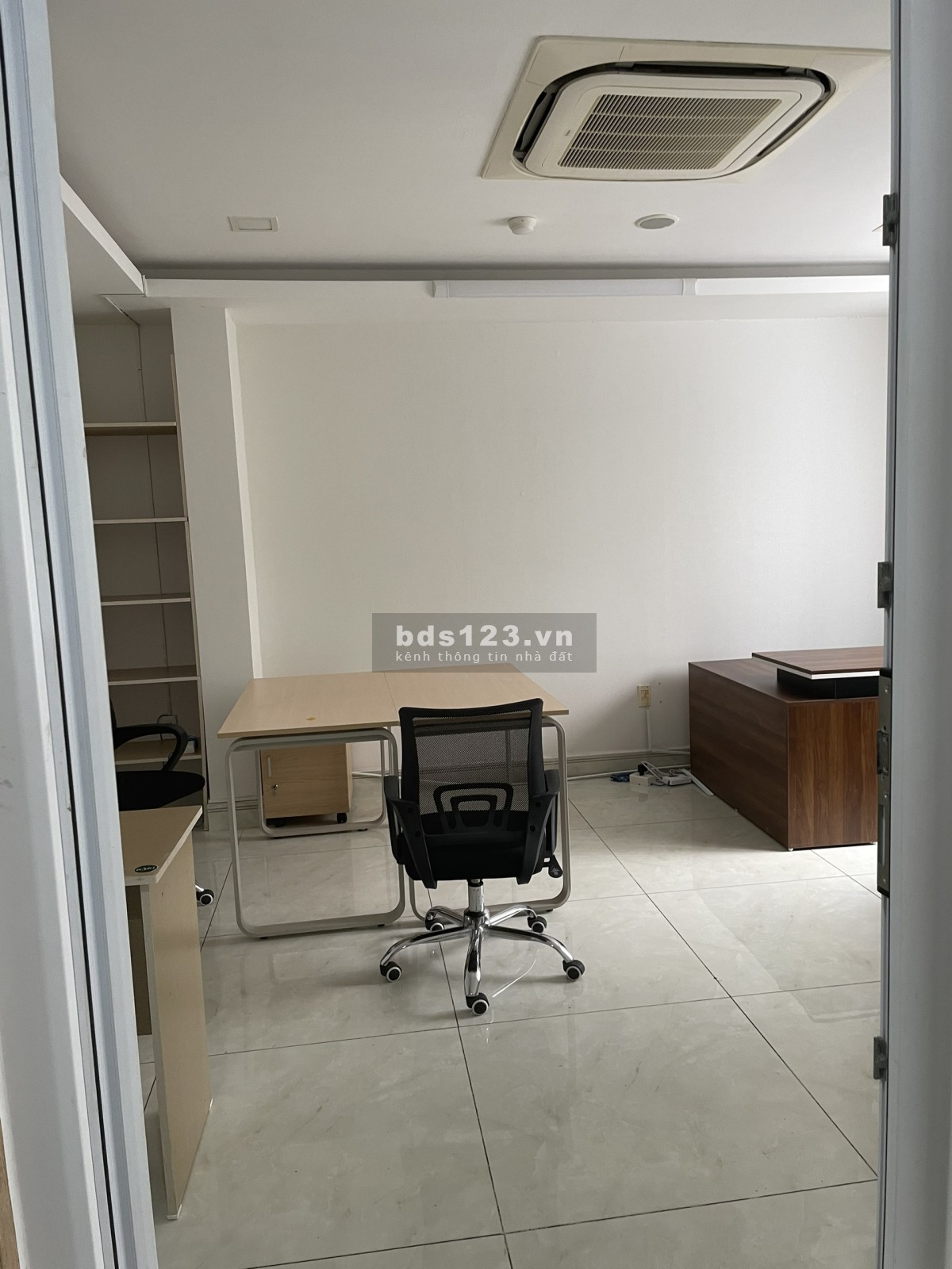 Cho thuê văn phong toà nhà Sinh Úc tầng 2 số 135/24-26 Nguyễn Hữu Cảnh