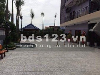 Cần cho thuê khách sạn diện tích rộng có bãi đậu xe hơi.