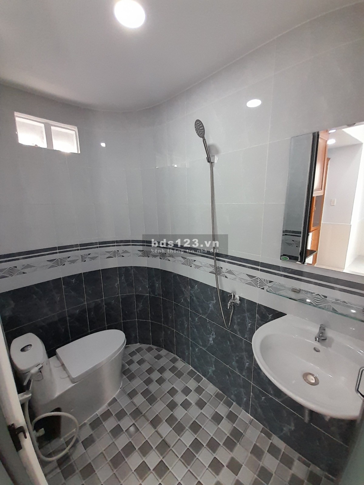 HẺM TRƯỚC NHÀ 5M - MỘT CĂN RA MẶT TIỀN KHA VẠN CÂN 