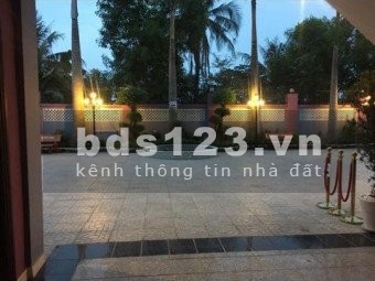 Cần cho thuê khách sạn diện tích rộng có bãi đậu xe hơi.