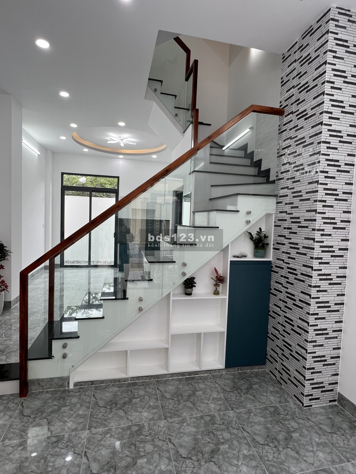NHÀ 4 TẦNG MỚI TOANH >KHU PHÂN LÔ CAO CẤP>HẺM XE TẢI SÁT MẶT TIỀN LÃ XUÂN OAI >LÊ VĂN VIỆT 5 PHÚT.