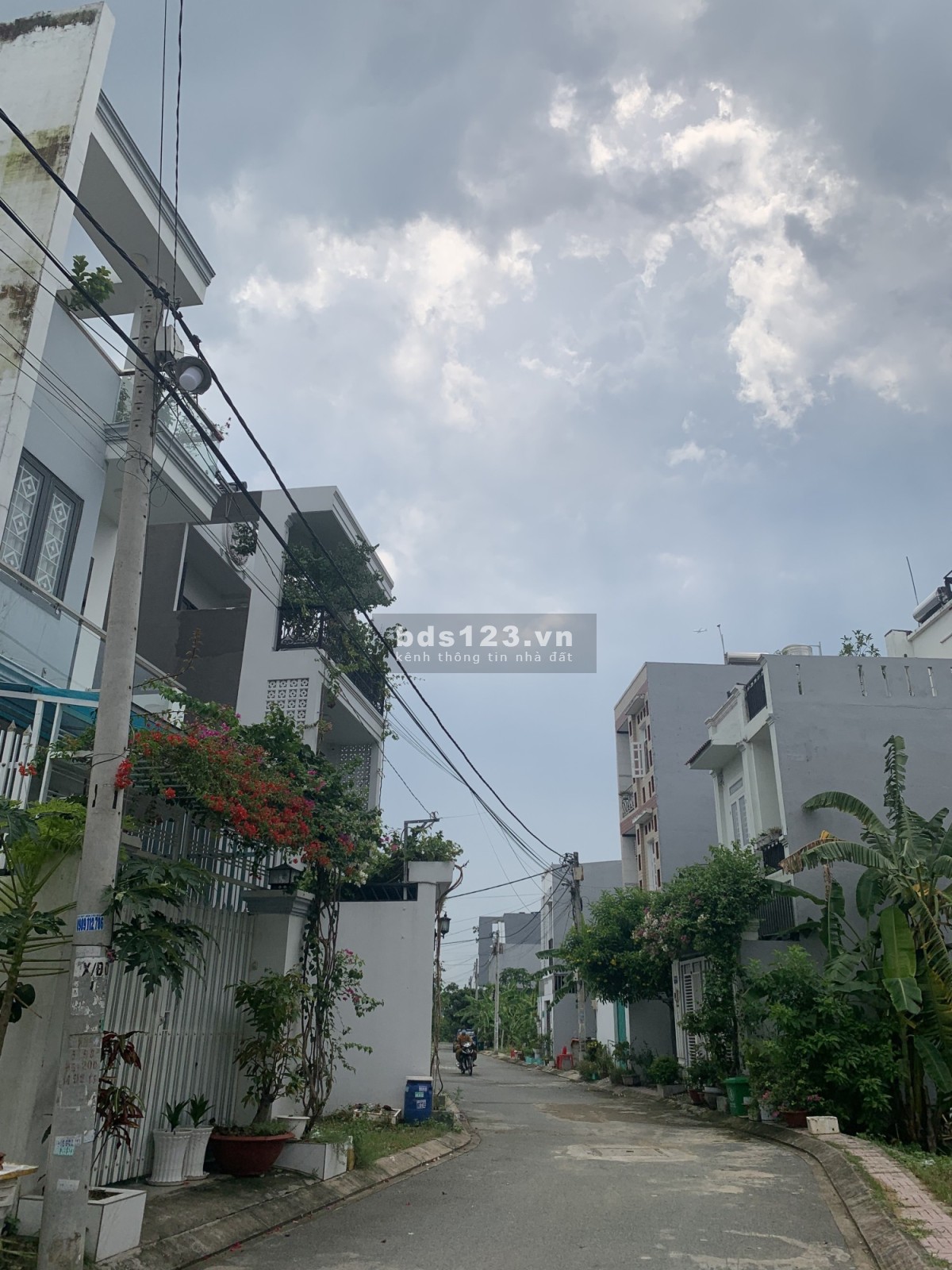 KHU PHÂN LÔ - ĐƯỜNG NHỰA 8M - SÁT VINHOMES GRAND PARK. NHÀ MỚI, VÔ Ở NGAY.