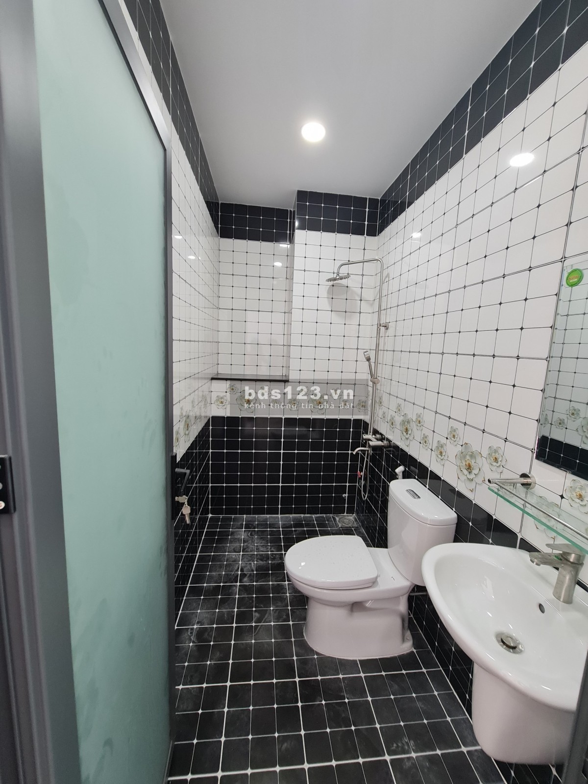 NHÀ 4 TẦNG MỚI TOANH >KHU PHÂN LÔ CAO CẤP>HẺM XE TẢI SÁT MẶT TIỀN LÃ XUÂN OAI >LÊ VĂN VIỆT 5 PHÚT.