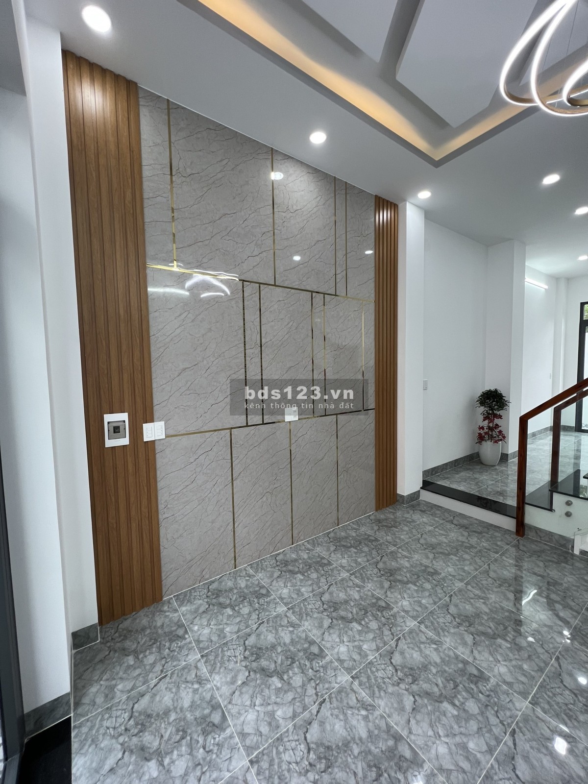 NHÀ 4 TẦNG MỚI TOANH >KHU PHÂN LÔ CAO CẤP>HẺM XE TẢI SÁT MẶT TIỀN LÃ XUÂN OAI >LÊ VĂN VIỆT 5 PHÚT.