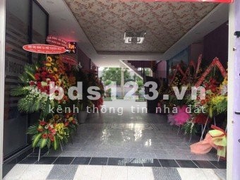 Cần cho thuê khách sạn diện tích rộng có bãi đậu xe hơi.