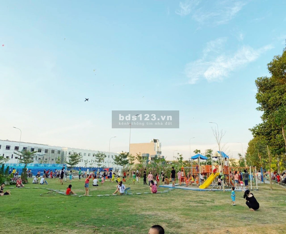 Bán Đất Giá 2tỷ4 Đường nhựa lớn ngang khu chợ Dĩ An - Bình Dương