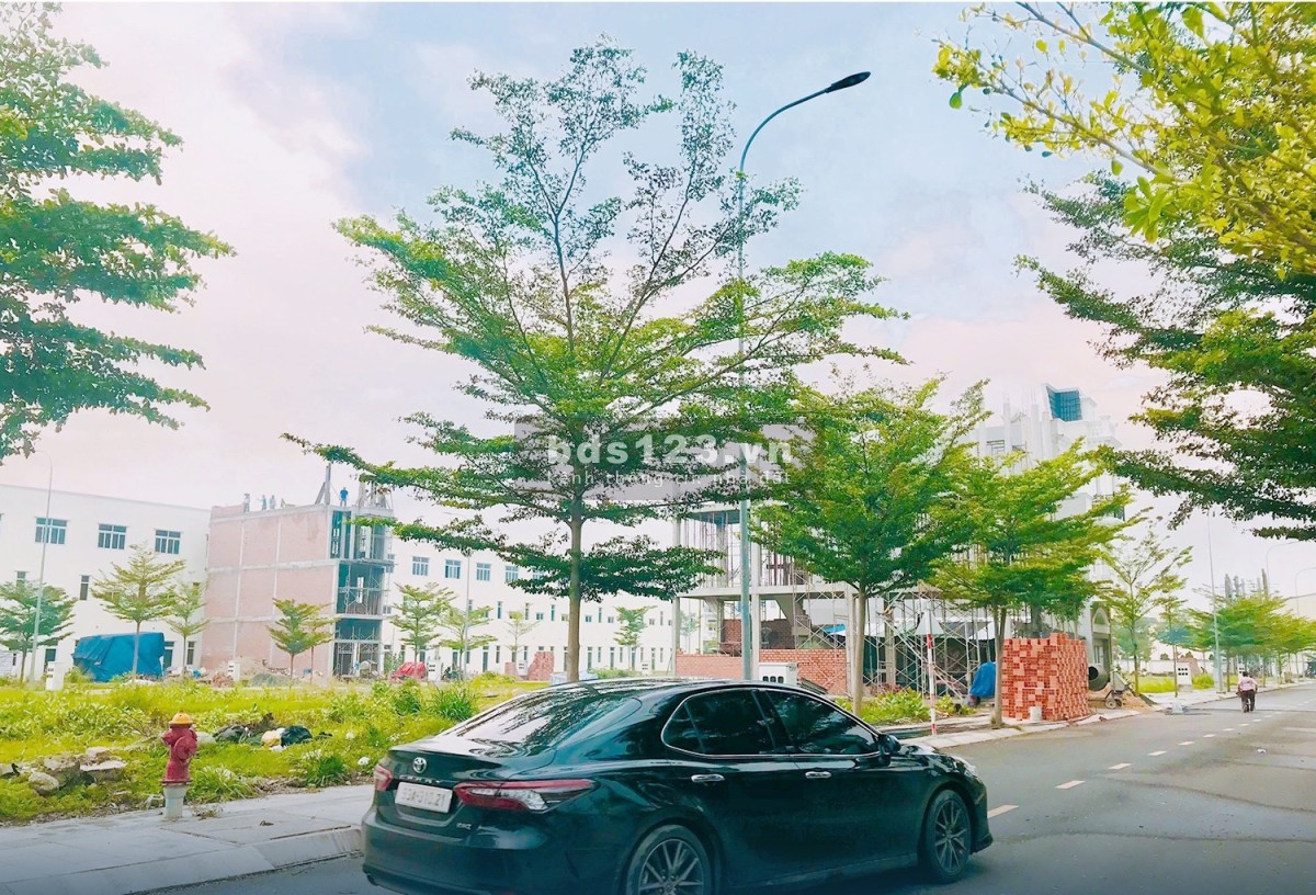 Bán Đất Giá 2tỷ4 Đường nhựa lớn ngang khu chợ Dĩ An - Bình Dương