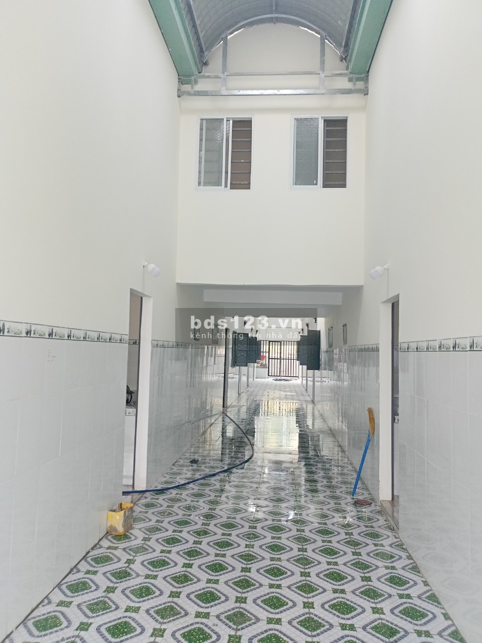Thiếu nợ nên bán gấp đất 300m2, mt chợ, sổ hồng riêng, thổ cư, lh 0969.739.583