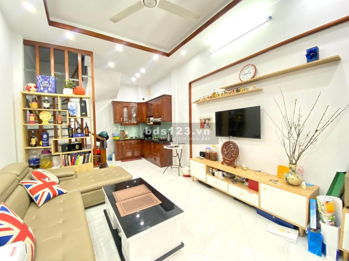 Bán nhà Hoàng Mai cách hồ Đền Lừ 150m, ngõ xe con đỗ cửa, cách phố 25m, 47m2 chỉ 4,29 tỷ