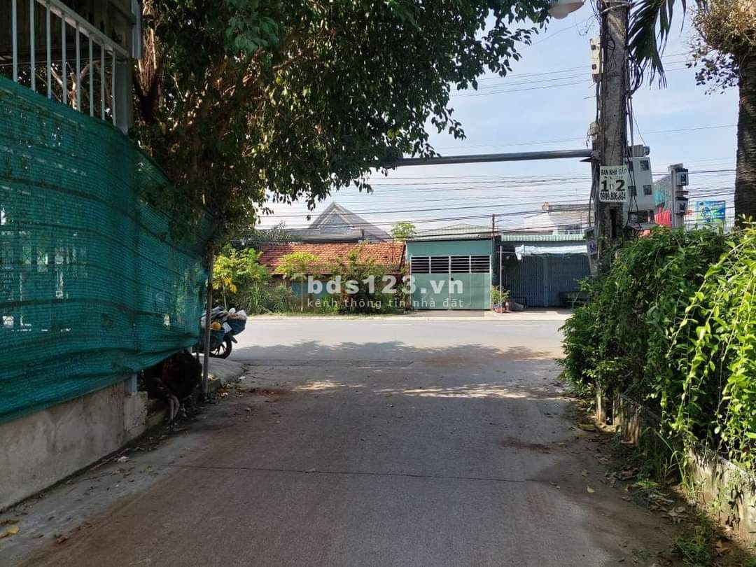 E CÒN LÔ ĐẤT 300m THỔ. XE HƠI VÀO TỚI ĐẤT. DÂN CƯ ĐÔNG ĐÚC
