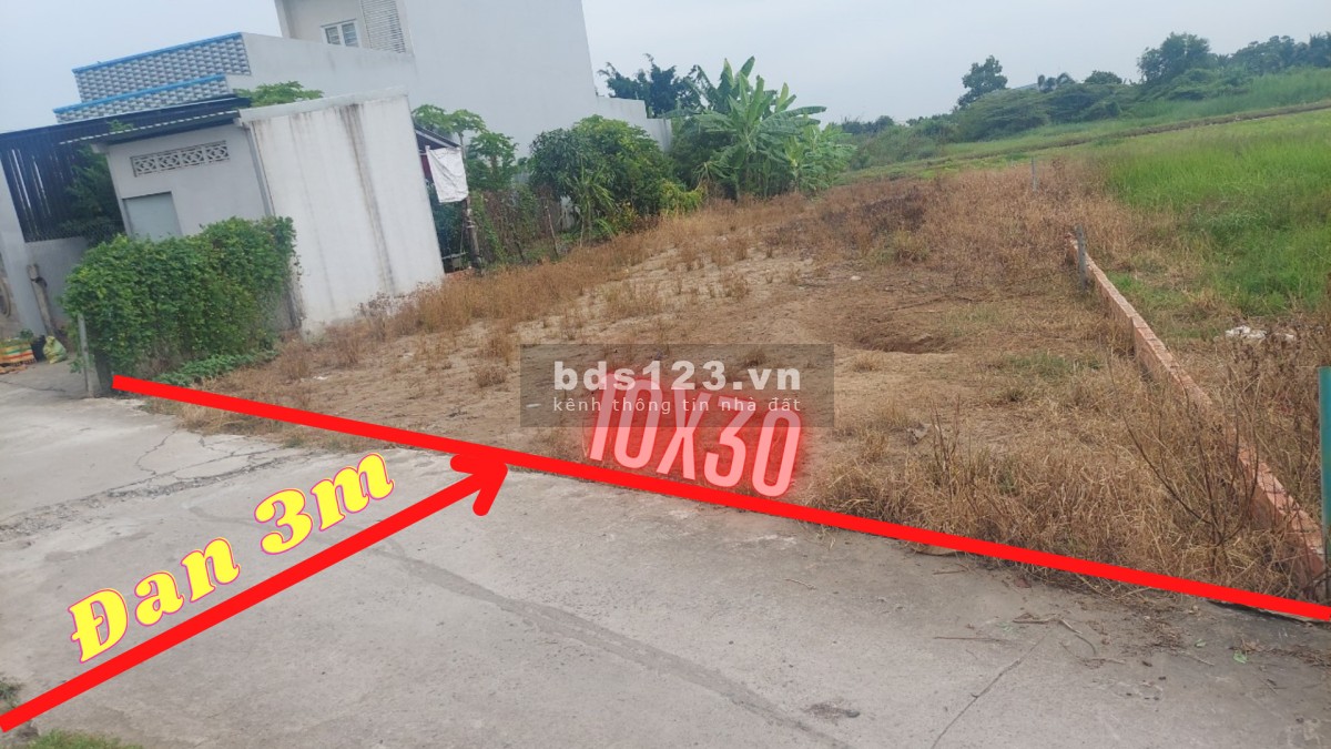 E CÒN LÔ ĐẤT 300m THỔ. XE HƠI VÀO TỚI ĐẤT. DÂN CƯ ĐÔNG ĐÚC