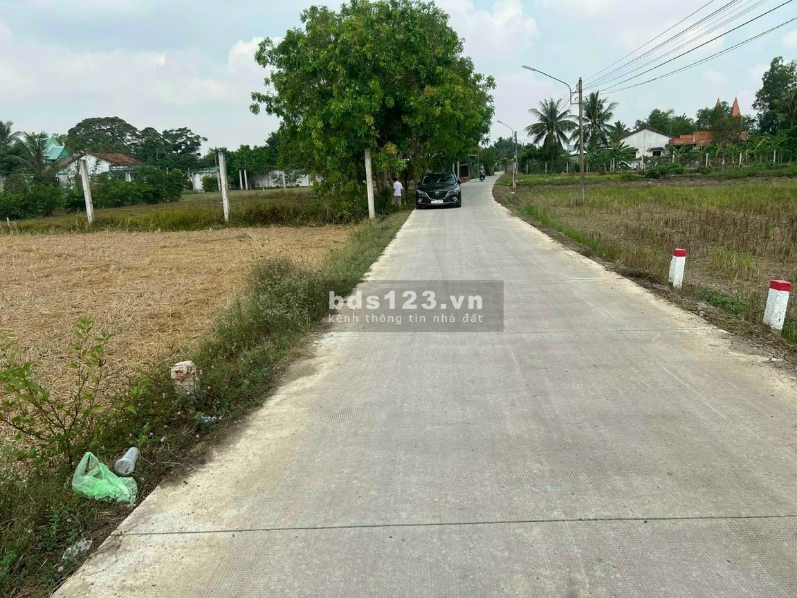E CÒN LÔ ĐẤT 300m THỔ. XE HƠI VÀO TỚI ĐẤT. DÂN CƯ ĐÔNG ĐÚC