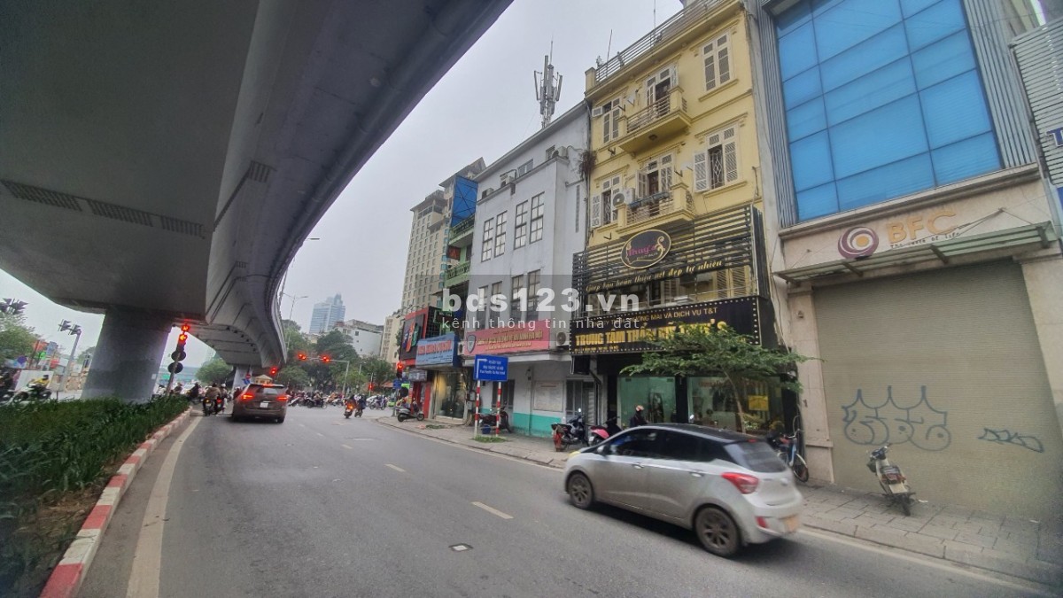 Bán nhà quận Đống Đa, mặt phố Hoàng Cầu. Dt 239m, 4T, MT 8,2M, 73 Tỷ. Vị trí view Hồ KDoanh đa dạng