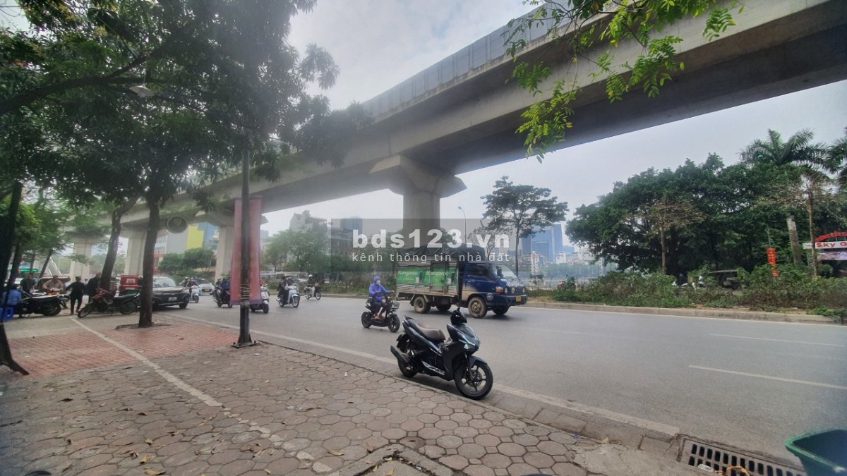 Bán nhà quận Đống Đa, mặt phố Hoàng Cầu. Dt 239m, 4T, MT 8,2M, 73 Tỷ. Vị trí view Hồ KDoanh đa dạng