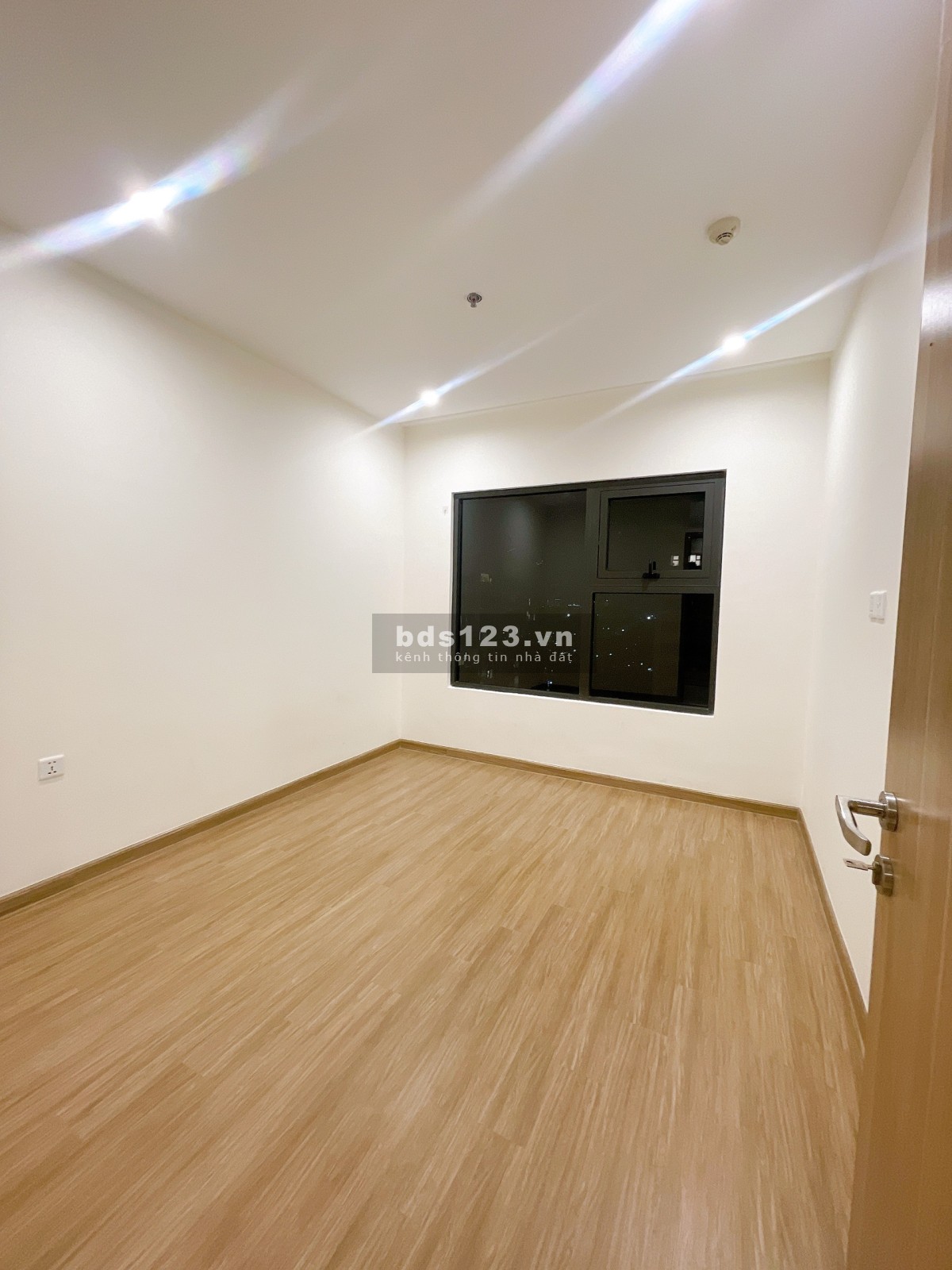 Bán gấp căn hộ 59m2 Vinhomes Grand Park, Quận 9, 2 PN+ 1 WC. Sổ chính chủ, đầy đủ tiện ích