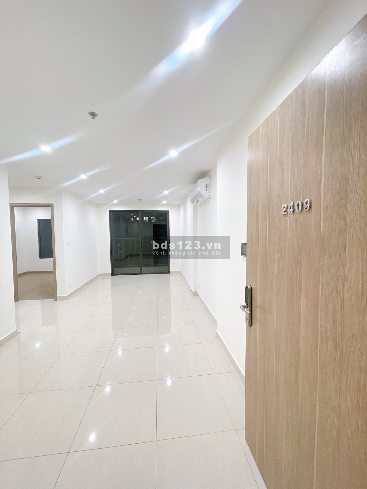 Bán gấp căn hộ 59m2 Vinhomes Grand Park, Quận 9, 2 PN+ 1 WC. Sổ chính chủ, đầy đủ tiện ích