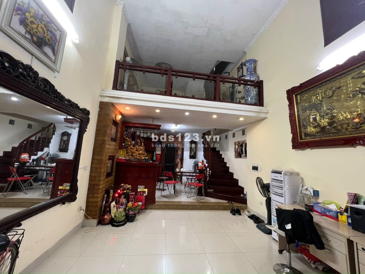 Bác lớn tuổi bán nhà 42m2 để chuyển đổi, nhà 5 tầng +1 lửng phố Nguyễn Văn Cừ - Ngọc Lâm