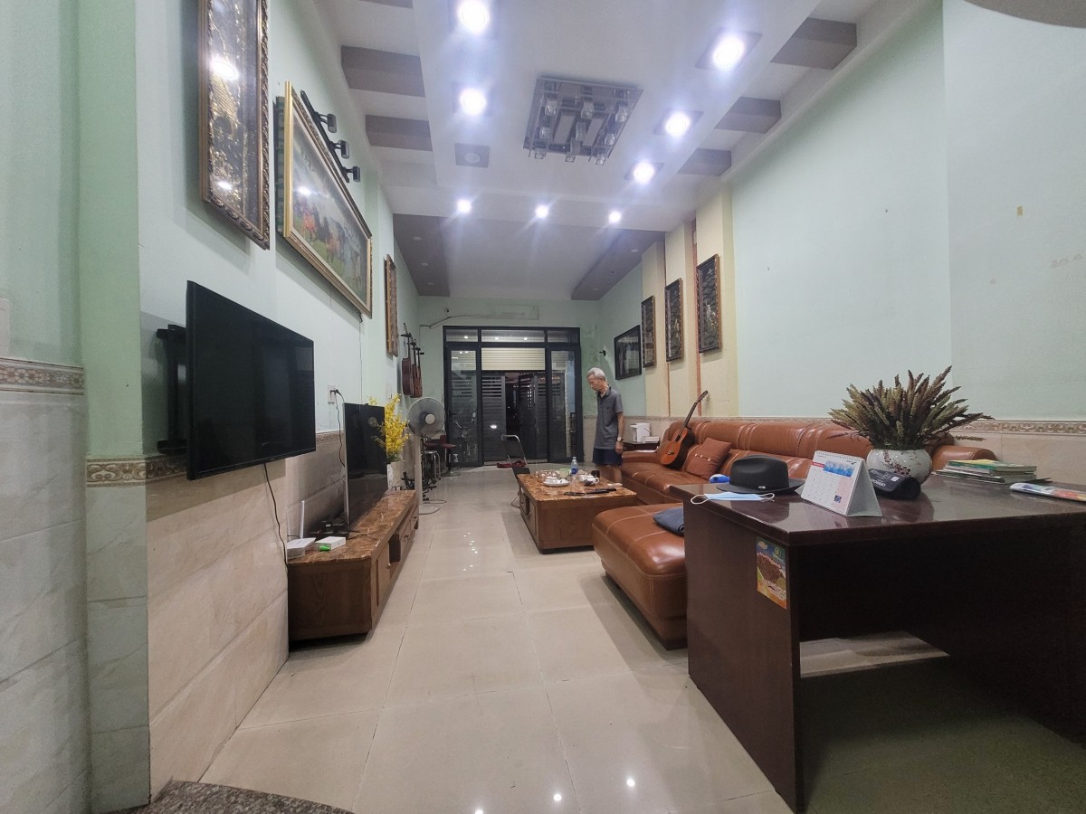 Ngay Trương Vĩnh Ký và Nguyễn Xuân Khoát, mặt đường 14M, 4X18, 4 tầng. 9.6 tỷ thương lượng
