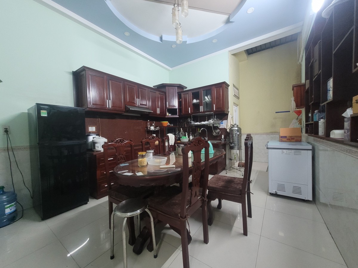 Ngay Trương Vĩnh Ký và Nguyễn Xuân Khoát, mặt đường 14M, 4X18, 4 tầng. 9.6 tỷ thương lượng