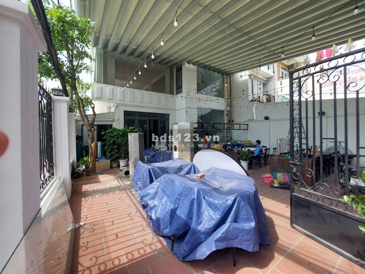 Cho thuê nhà 800m2 góc 2 mặt tiền đường Huỳnh Tấn Phát