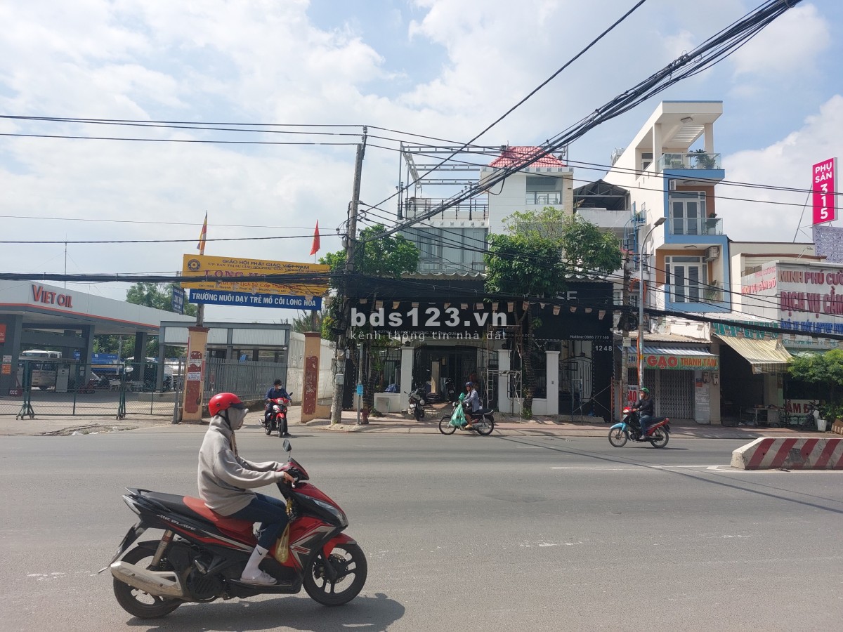 Cho thuê nhà 800m2 góc 2 mặt tiền đường Huỳnh Tấn Phát