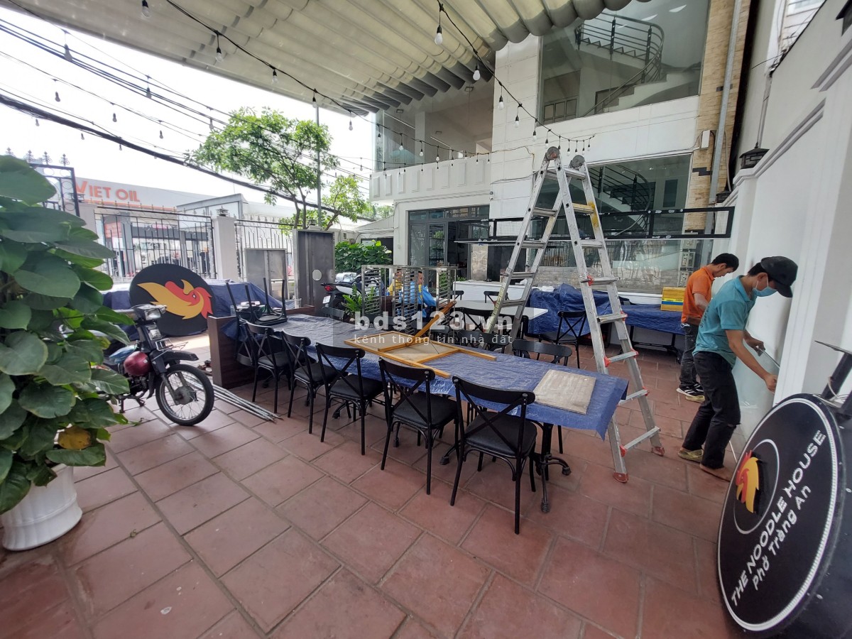 Cho thuê nhà 800m2 góc 2 mặt tiền đường Huỳnh Tấn Phát
