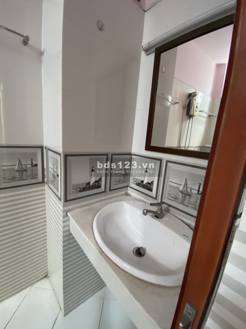 Chính chủ Ngộp cần bán gấp Nhà 2 tầng giá tốt hẻm thoáng đường Nguyễn Thượng Hiền, P.6, Bình Thạnh