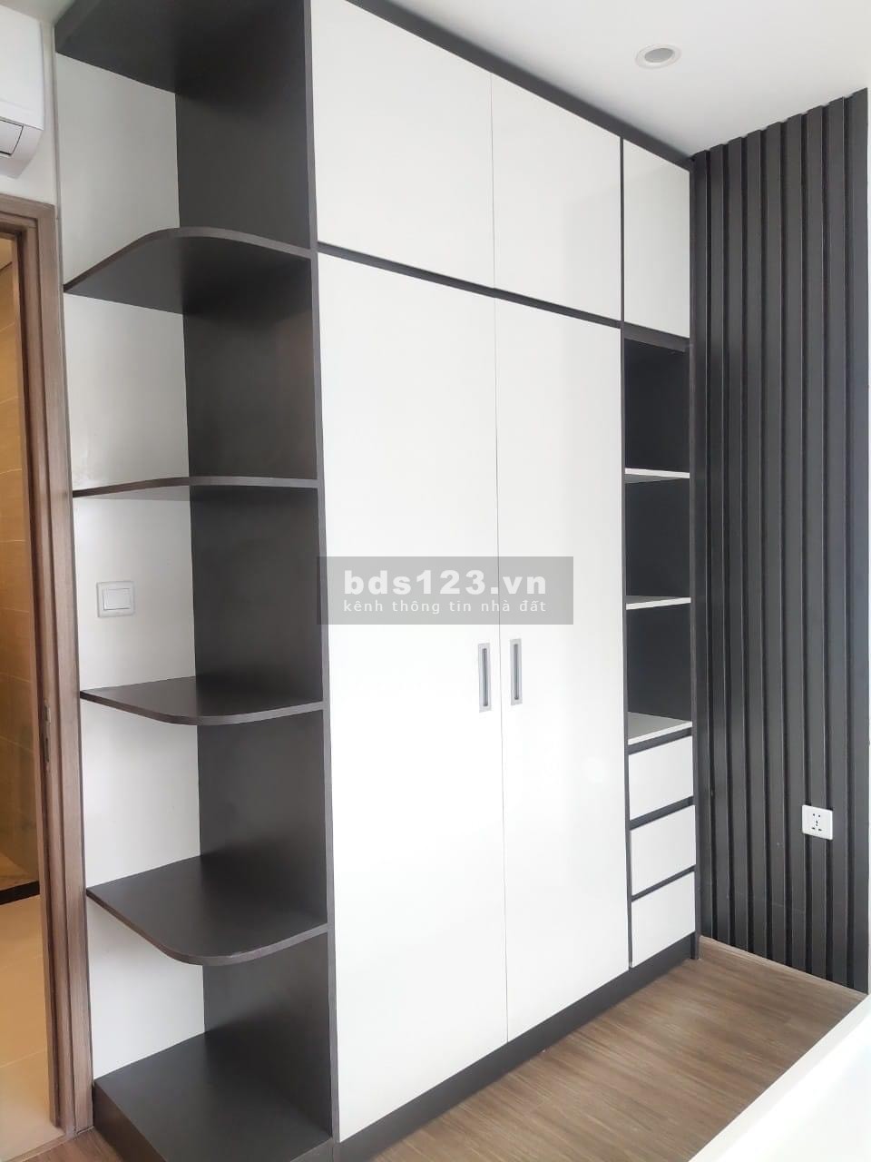 Siêu rẻ ! Cho thuê căn hộ 2PN 1WC, đồ cơ bản giá 5.5 triệu/ tháng. Liên hệ 0828233899