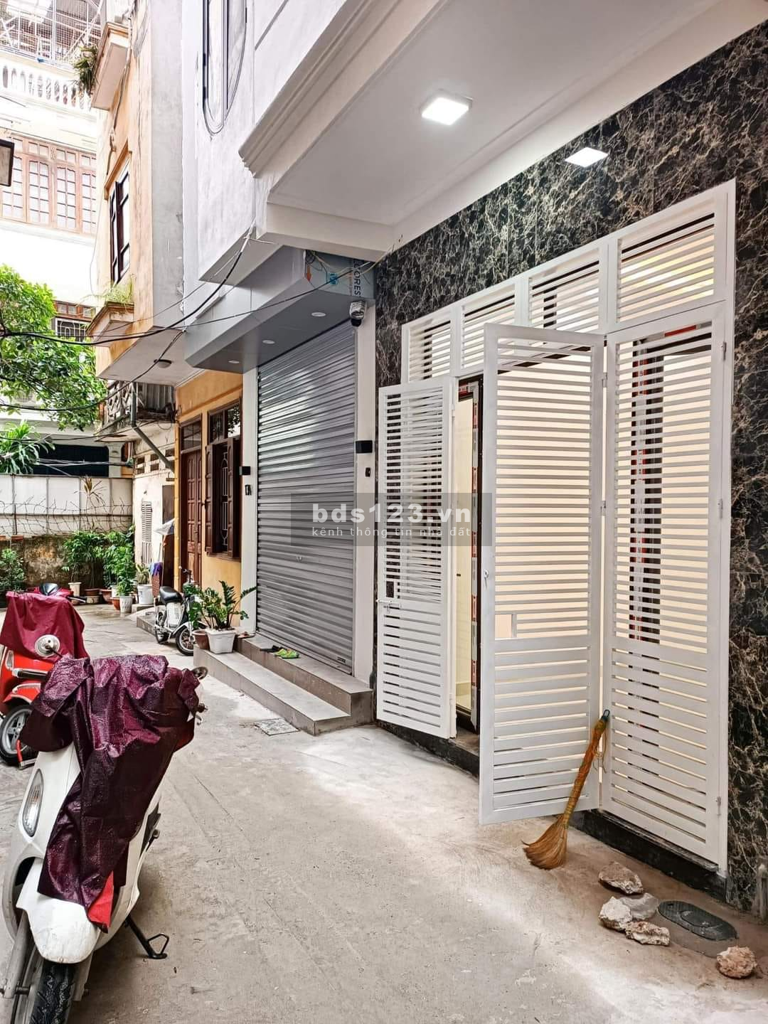 Đại hạ giá, giảm 400tr Đê Trần Khát Chân, sát phố, oto, 40m2, chỉ còn 3 tỷ 85