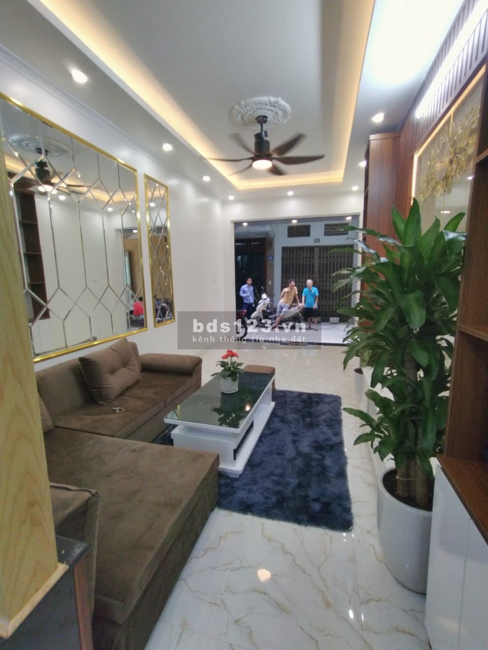 Bán nhà riêng phân lô bàn cờ, ô tô đỗ cửa chỉ 5.69 tỷ tại phố 8/3 ngay trung tâm Hai Bà Trưng