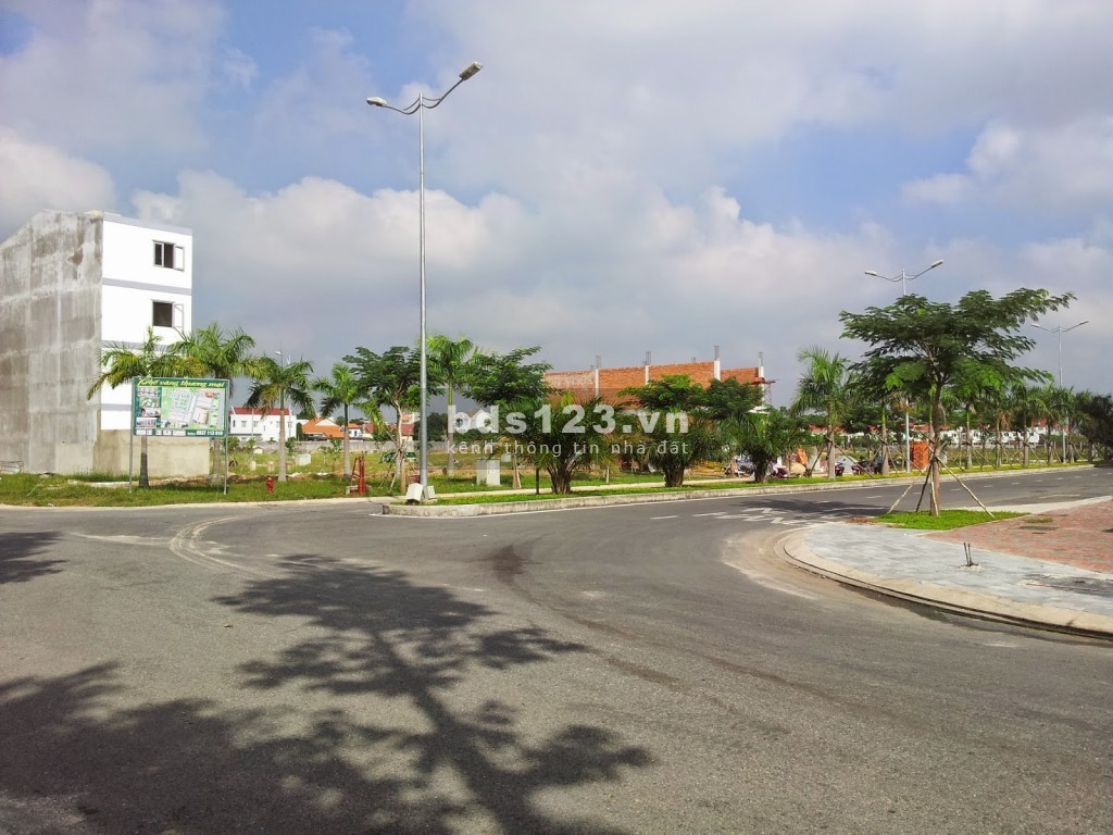 Tôi cần bán đất 450m2 sát quốc lộ 13 + 14p. Trọ - 2kiot ngay chợ, kcn giá 890tr. Lh: 0969739583