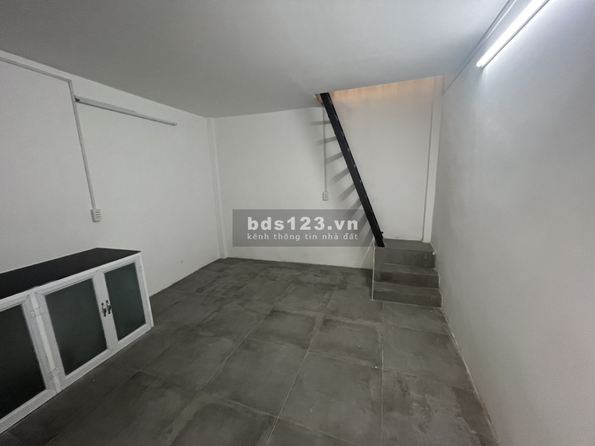 Bán nhà riêng nhỏ 1 lầu hẻm 874 Đoàn Văn Bơ Phường 18 Quận 4