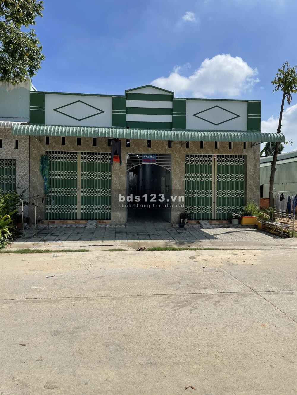 Tôi cần bán đất 450m2 sát quốc lộ 13 + 14p. Trọ - 2kiot ngay chợ, kcn giá 890tr. Lh: 0969739583