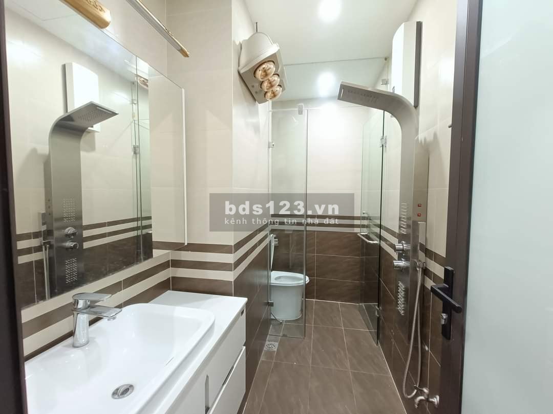 Nhà mặt phố Đê La Thành (to) (Đống Đa), 65m2 x 5 tầng, MT 6.2m, vỉa hè, ô tô tránh, kinh doanh tốt