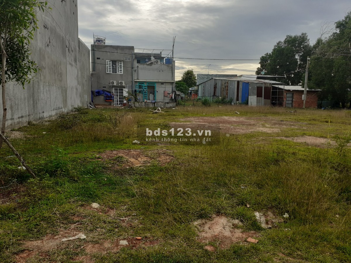 Tôi cần bán đất 450m2 sát quốc lộ 13 + 14p. Trọ - 2kiot ngay chợ, kcn giá 890tr. Lh: 0969739583