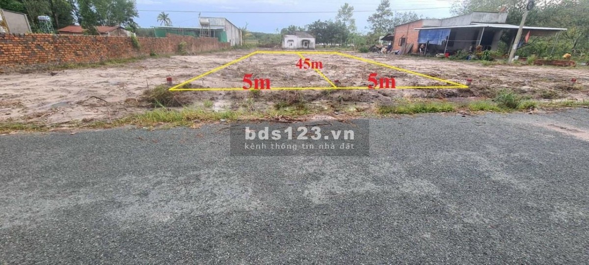 Bán đất nằm sau chợ Tân Khai cạnh đập Bàu Úm mặt tiền đường lộ giới 18m dt 200m² *36m² thổ cư